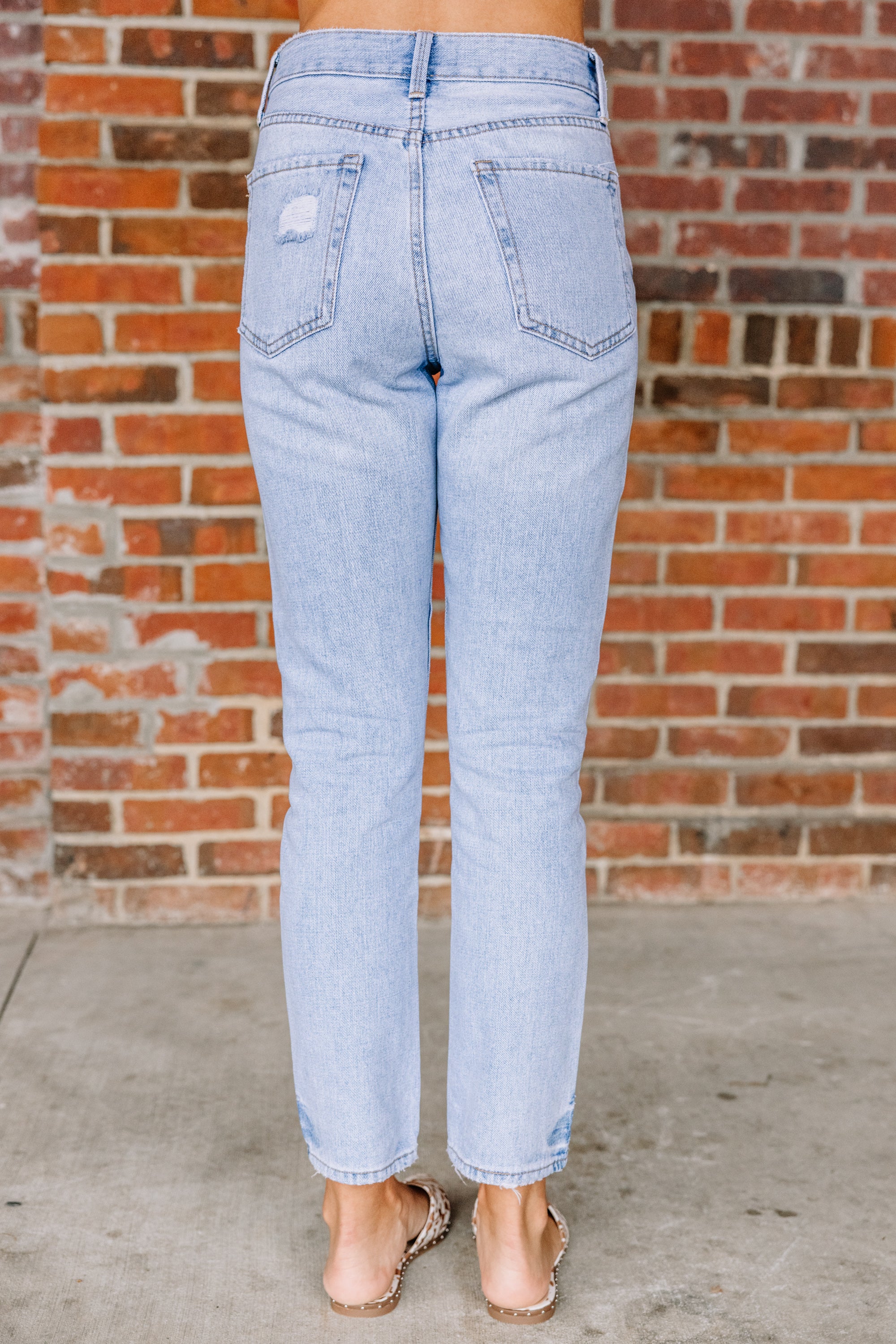 Must-Have Light Wash High Waist Crop Jeans - Get Moving Now!