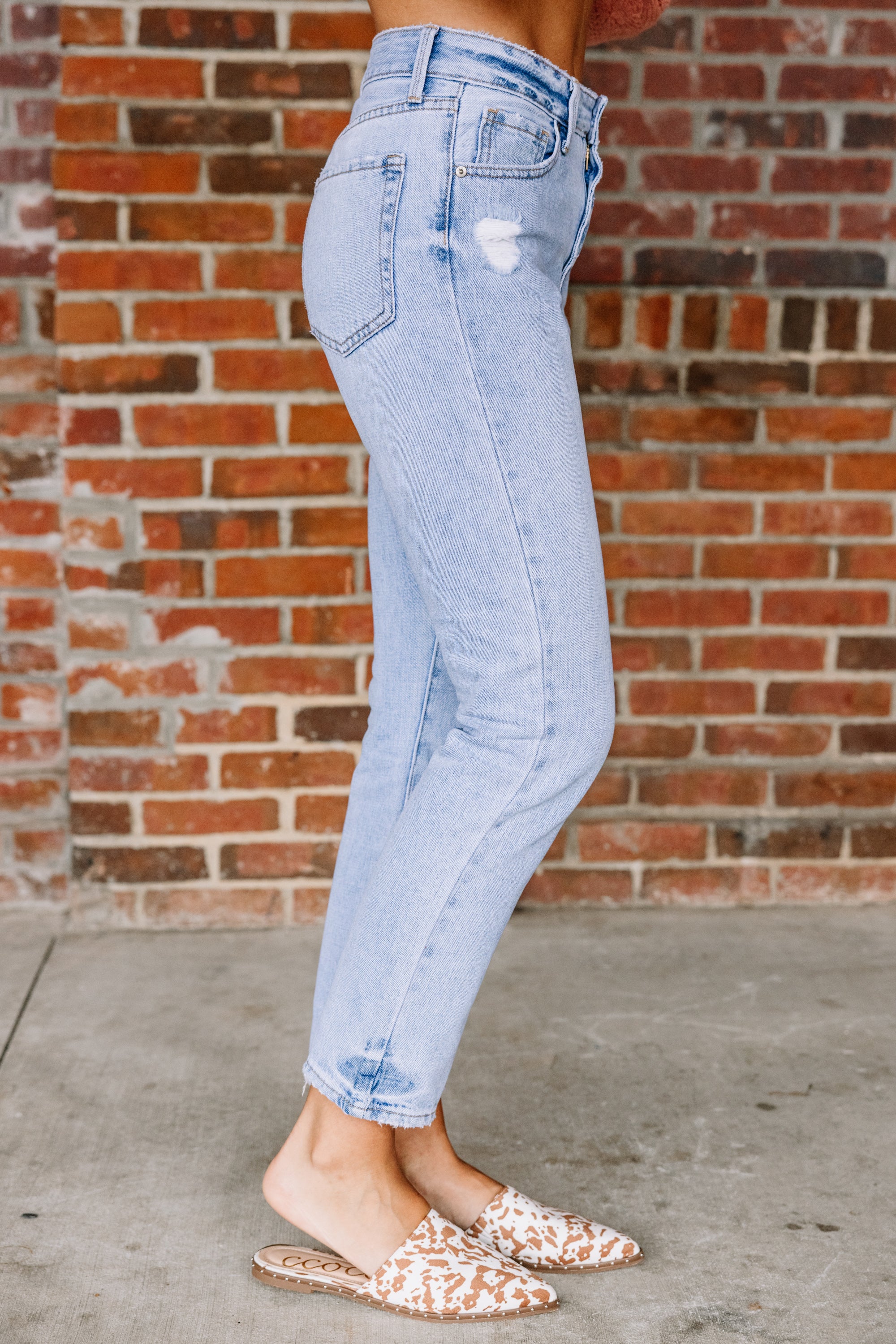 Must-Have Light Wash High Waist Crop Jeans - Get Moving Now!